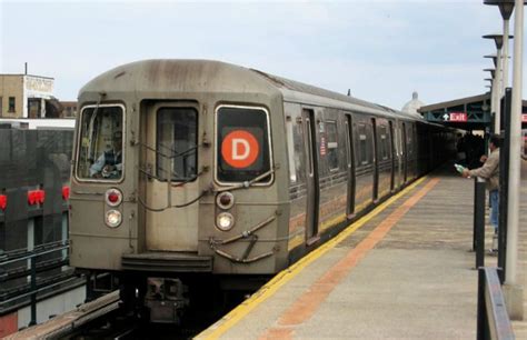 Nyc Subway Train Turns Chaotic After Woman Unleashes Crickets And Worms