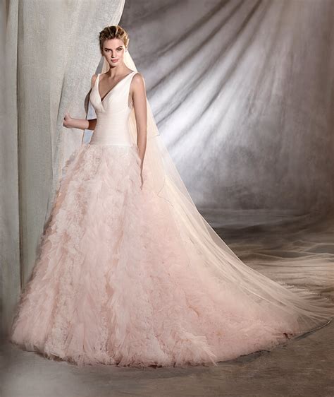 Abito da sposa boho in colori rosa, abito da sposa con tocchi di colore rosa e bordato crudo di sabbia e crema. Abito da sposa con gonna voluminosa da principessa sfumata rosa modello Orea Pronovias 2017 ...