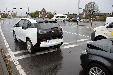 Bmw i3 i (i01) рестайлинг. BMW i3 Drives Away from Crash Almost Intact - autoevolution