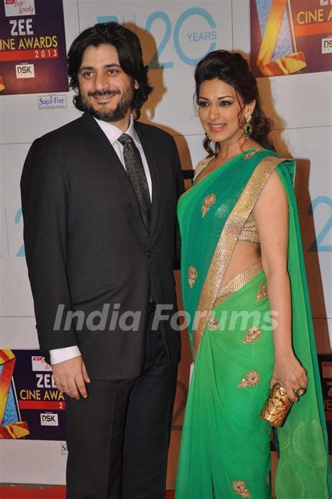 Sonali bendre's husband is goldie behl. Sonali Bendre with husband Goldie Behl at Zee Cine Awards ...