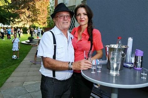 Jméno petra jandy je vnímáno jako synonymum pro skupinu olympic, i když jeho aktivity mají od počátků jeho tvorby mnohem širší záběr a petr janda patří dnes již k legendám české rockové hudby. Karel Šíp s manželkou na zahradní párty: V bílém tílku ...