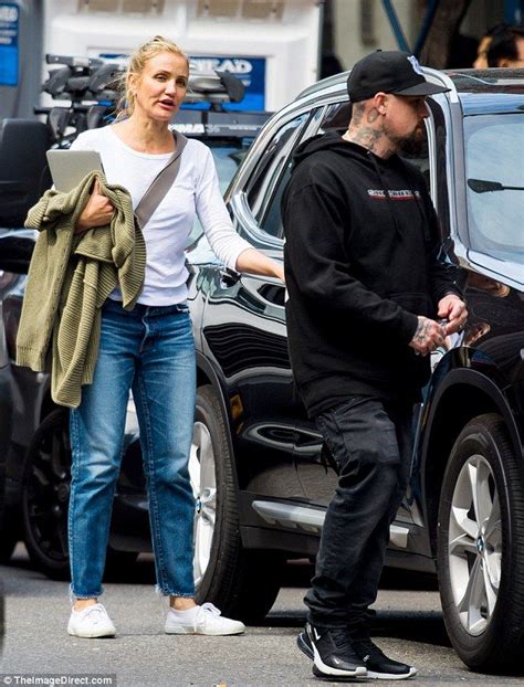 Cameron Diaz Packs Up After Attending Gwyneth Paltrows Wedding