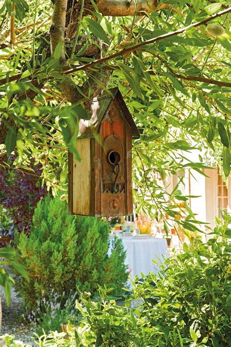 Esta es una ilustración que realicé para participar por los pases a uno de los congresos de ilustración más importantes de mi país. Una casa de ayer y hoy | Casas de aves, Casitas de pajaros ...