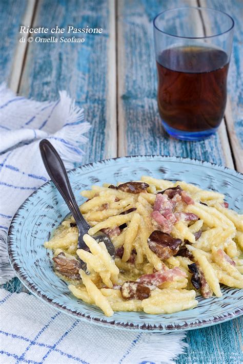 Una soffice crema di zafferano le renderà saporite con un mix di funghi freschi e pancetta. Trofie cremose con porcini e pancetta - Ricette che Passione