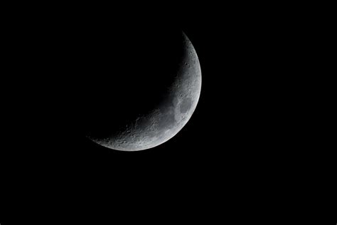 Waxing Crescent Moon Of 2018 04 20 Moon Crescent Moon Waxing