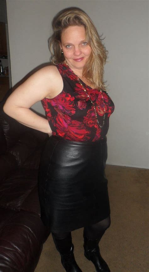 Sexy Blonde Cougar In A Leather Skirt 208000 Views