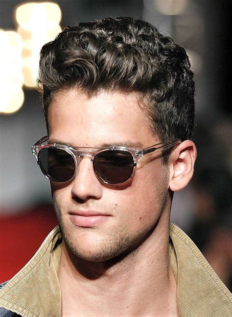 Guy hairstyles are additionally alluded to as hair tattoos, and they are presently formally among the best haircut inclinations of the present world. 20 cortes de pelo rizado fresco para los hombres - Los ...