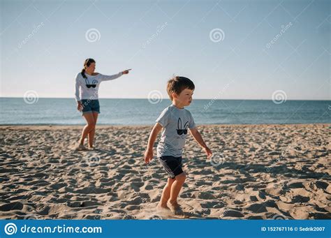 Madre E Hijo Jugando En La Playa Al Atardecer Concepto De Familia