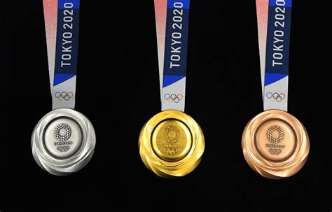 Let's start countdown to the opening ceremonies. 東京オリンピックのメダルデザイン発表 立体的な渦状で ...