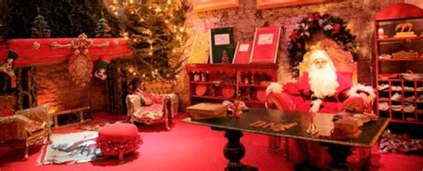 Solitamente viene rappresentato con una lunga barba bianca, gli occhiali alla harry potter,stivali neri, pantaloni e cappotto con pelliccia (perché sulla slitta si congela) rigorosamente rossi. LA CASA DI BABBO NATALE - Visit Tivoli
