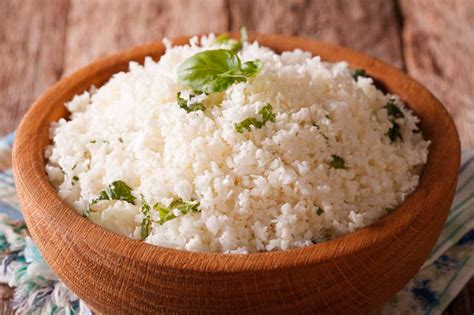 Limpia la coliflor y separa trozos medianos. Arroz de coliflor