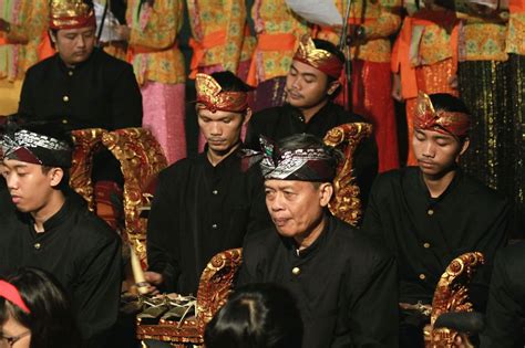 Segmentasi pasar merupakan hal yang sangat penting untuk dipelajari. Erizal Barnawi: Seniman Yogyakarta (Bapak Sunaryo)