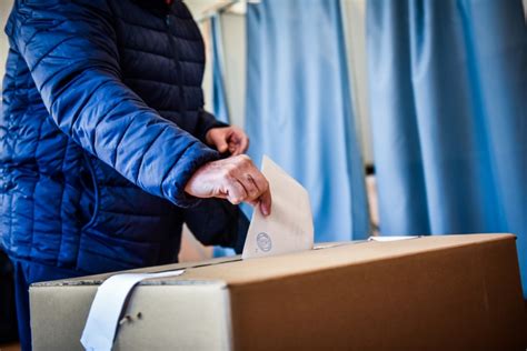 Francezii din România îşi aleg preşedintele Secţii de votare deschise