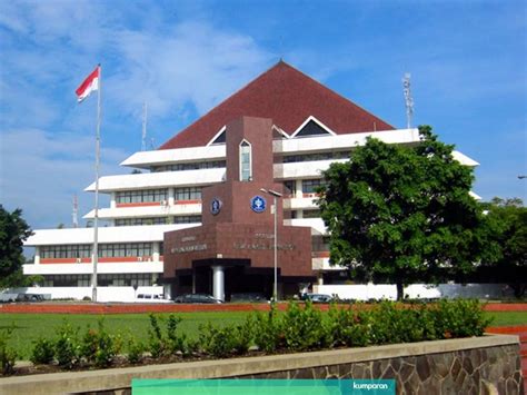 Nah, untuk mempermudah admin dalam pembahasan kali ini, tentu admin tidak lalu balik ke poin utama, apa saja universitas yang menyediakan jurusan ilmu komunikasi terbaik di indonesia? Universitas Terbaik di Indonesia 2020 | Ada 3 Versi Lho, Kamu Pilih yang Mana? | Rumah123.com