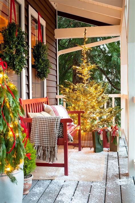 31 Outdoor Christmas Decorating Ideas to Really Bring the Cheer