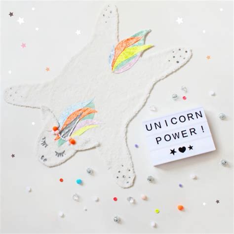 Hallo und herzlich willkommen zum großen obwohl dieser einhorn teppich zweifelsfrei einen etwas erhöhten grafischen preis im vergleich zu den. eaudecollage_diy_einhorn_teppich_unicornrug_quadr | diy ...