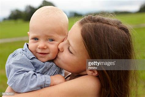 Sister Kissing Brother Photos Et Images De Collection Getty Images