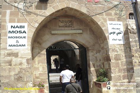 Sebenarnya seluruh kompleks masjid al aqsa ini adalah bangunan masjid al aqsa yang terdiri beberapa bangunan didalamnya seperti masjid kubah batu, mushalla al marwani, kubah al mi'raj, kubah as silsilah, kubah an nabi, dll. Tempat Bersejarah Ketika Isro' Mi'roj di Masjid Al Aqsa ...