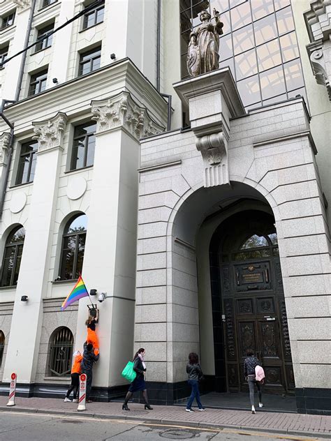 Pussy Riot вывесила радужные флаги на ФСБ и администрации президента — РБК