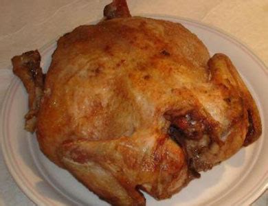 Mettere all'interno del pollo la salvia e il rosmarino. Ricetta Pollo al Sale - Pollo al Sale - Profumi di Cucina