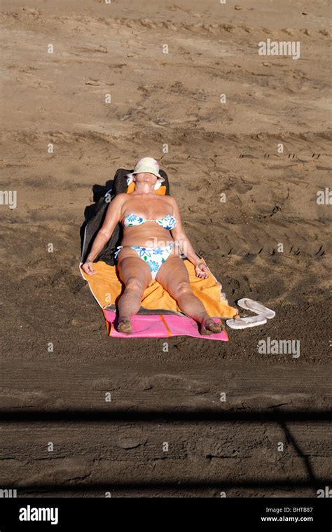Femme mature en bikini sur la plage Banque de photographies et dimages à haute résolution Alamy