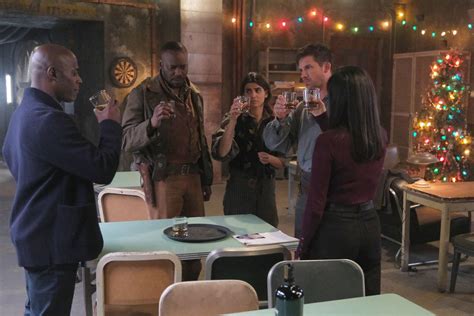 Timeless finale recap: More shows should do year-end Christmas specials ...
