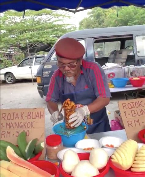 The 10 sen promo is limited to one packet of nasi lemak per transaction with a maximum of 2 packets per day. VIDEO Uncle Rojak Fills RM5 Rojak Cup To The Top, And ...