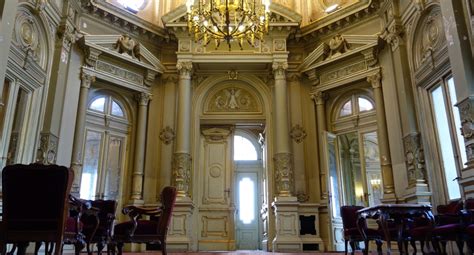 Gödöllőn a királyi váró külön épületben kapott helyet. Titkos helyek Budapesten: Nyugati Pályaudvar királyi váró ...