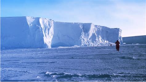 ذوبانه يحدث الكارثة أكبر جبل جليدي يهدد العالم بعد دخوله الممر الخطير الأسبوع