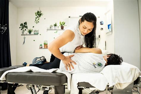 Chiropractor Vs Massage Therapist Which Should You Go See