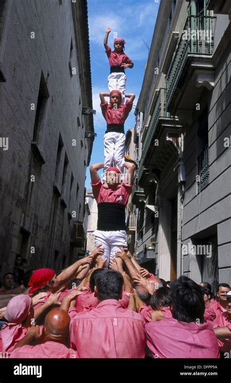 ´castellers´ Building Human Towers A Catalan Tradition Vilafranca Del