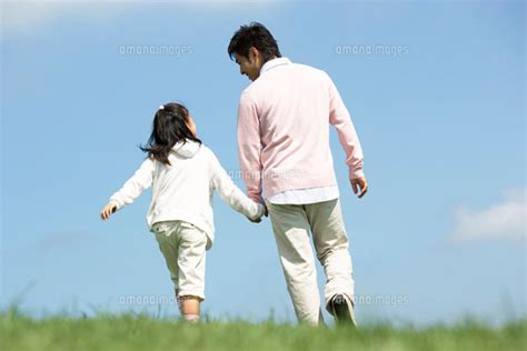 手をつないで歩く父と娘の後姿 07800001457 ｜ 写真素材・ストックフォト・画像・イラスト素材｜アマナイメージズ