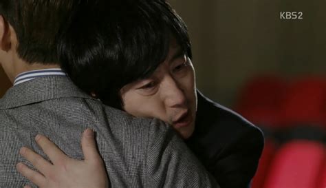 Un día conoce a yoon ha kyung y debido a ella, decide ayudar a erradicar la corrupción de su compañía y salvarla de la crisis en que se encuentra. Chief Kim: Episode 11 » Dramabeans Korean drama recaps