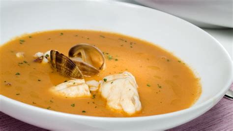 Familia feliz en hacer galletas en casa. Receta de Sopa de pescado, receta de la abuela - Bruno Oteiza