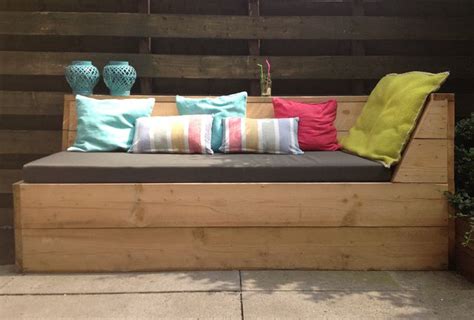 This chaise is great form of contemporary comfort. Afbeeldingsresultaat voor houten ligbanken | Balkon lounge ...