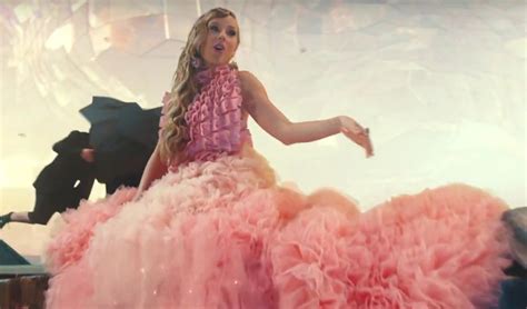 Taylor Swifts 7 ‘me Music Video Outfits See Them All Here