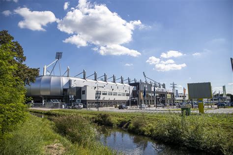 Psv was founded by philips and in the first decades, the club was only open to employees. Aftrap Heracles Almelo - PSV verplaatst naar 16.45 uur ...