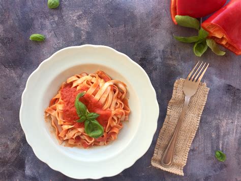 Pasta alla norma ricetta siciliana con le melanzane. Pasta con sugo di peperoni veloce e pratico
