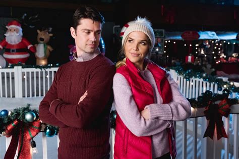 Markie post and arielle kebbel (chloe) in lifetime's four christmases and a wedding (2017). Quatre Noël et un mariage (Four Christmases and a Wedding ...