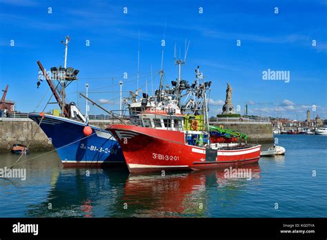 Los Barcos De Pesca En Santurce En Blue Hour Vizcaya País Vasco