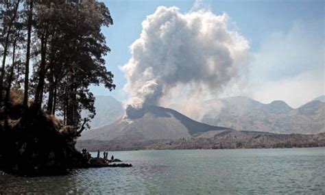 Thousands Of Tourists Stranded In Bali After Volcanic Eruption Metro News