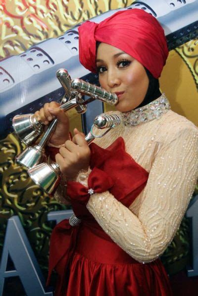 Shila amzah's latest single of the year 2011 called 'patah seribu'. Shila Amzah Rangkul Lagu Terbaik AIM 19 - Hiburan | mStar