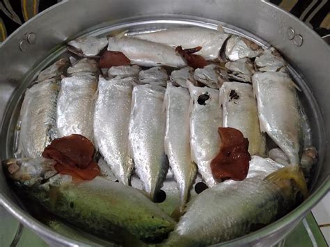 Campur ikan dengan bumbu halus, air jeruk. Cara Buat Ikan Rebus Macam Makan Dulu-Dulu, Sedap Digoreng ...