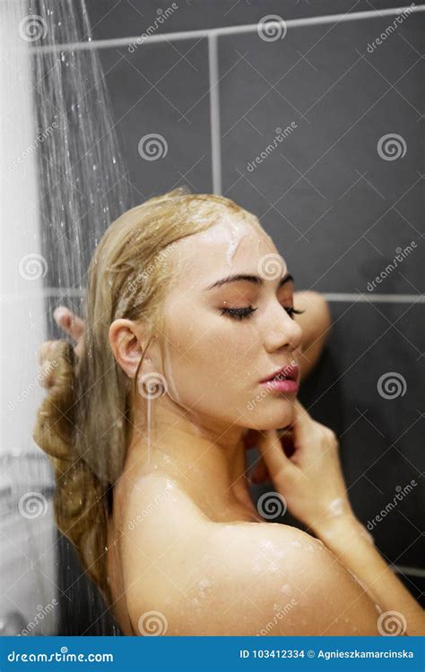 Schöne Nackte Junge Frau Die Dusche Im Badezimmer Nimmt Stockfoto Bild Von Haut Shampoo