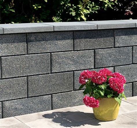 Der einbau von holzelementen in eine gabionenmauer lockert die massive optik auf und ermöglicht farbliche kontraste, z.b. Mauersysteme bei HORNBACH kaufen | Gartenmauer stein ...