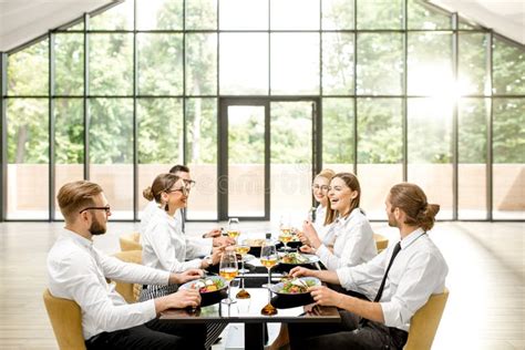 Hombres De Negocios Durante Un Almuerzo En El Restaurante Foto De
