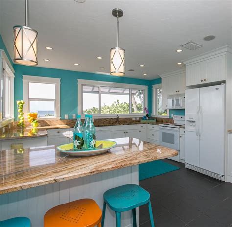 In our own homes, we usually have questions about how we can manage or organize our kitchen storage and can't find good answers to. Anna Maria Island Rental | Beach House Decor Ideas