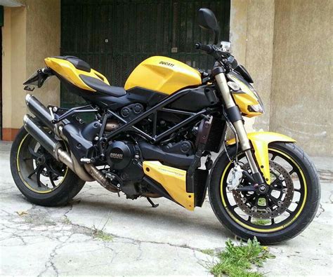 The lightness and engine character makes it is the ducati sport classic 1000 a good bike for beginners? Ducati Streetfighter 848 | Ducati, Motorcycle, Biker gear