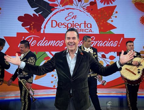 Carlos Calder N Outside Despierta Am Rica And Univision Imageantra