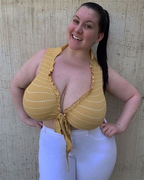 Curvy Model Sends Fans Wild By Ditching Bra And Teasing It S Hot Today